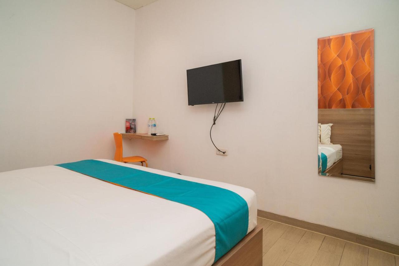 Sans Hotel Kupang Indah Surabaya By Reddoorz Eksteriør bilde