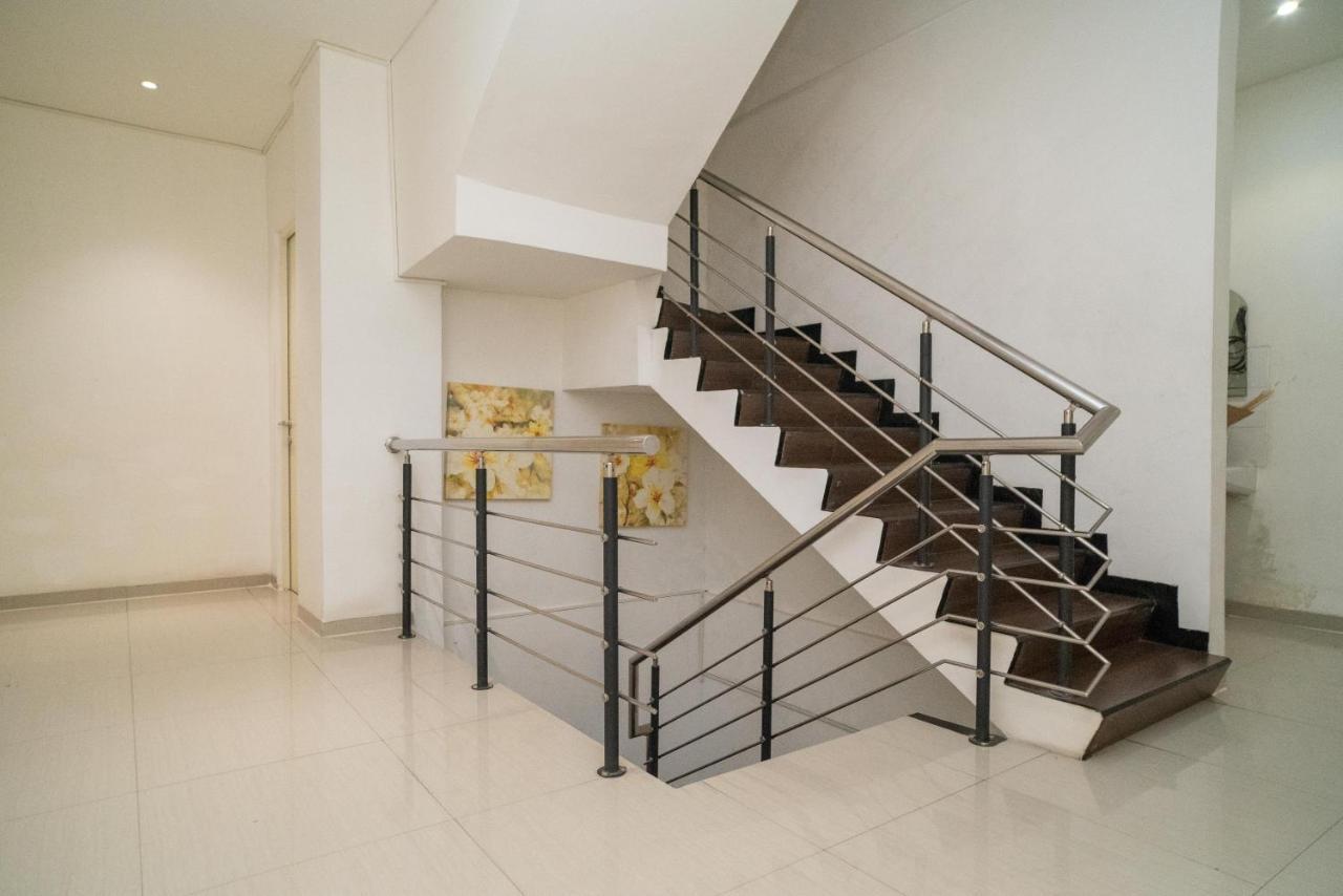 Sans Hotel Kupang Indah Surabaya By Reddoorz Eksteriør bilde